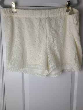 H & M Lace Shorts | Cream | Size Large